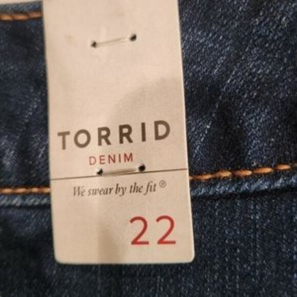 TORRID Bermuda denim boyfriend distressed low rise jean shorts size 22 - Picture 10 of 10